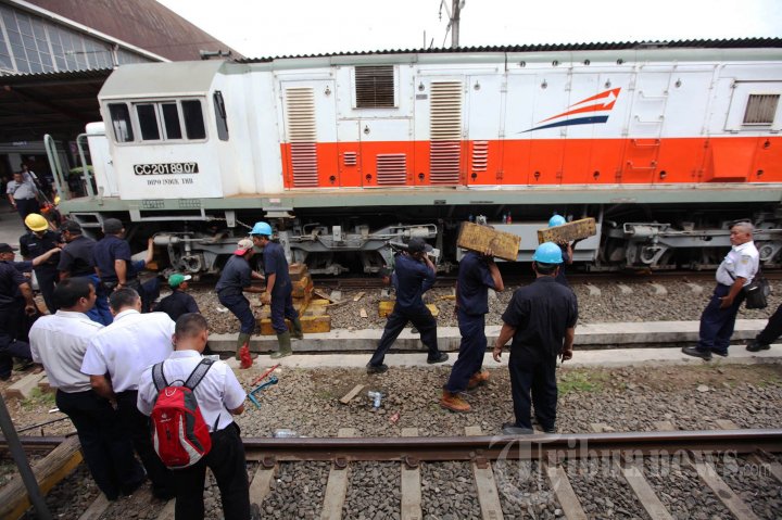 Lokomotif Tabrak Ruang Tunggu