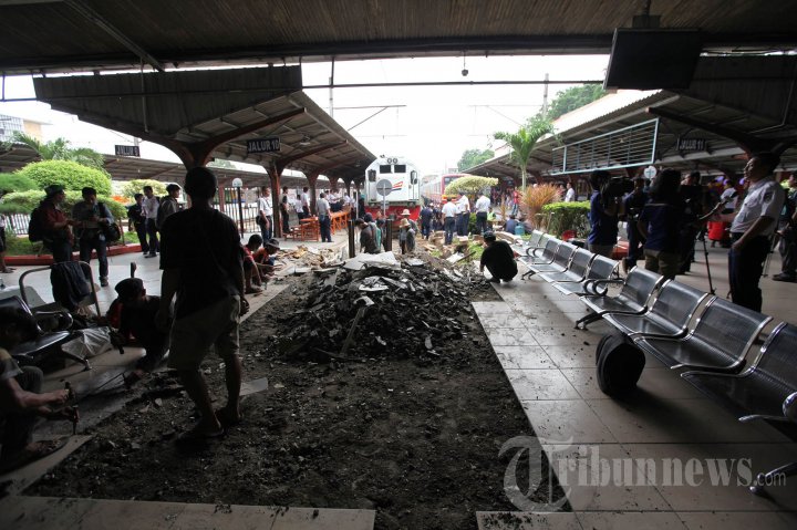 Lokomotif Tabrak Ruang Tunggu