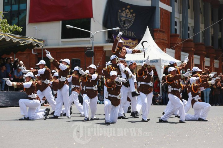 Lomba Baris-Berbaris Sambut HUT Universitas Udayana ke-53