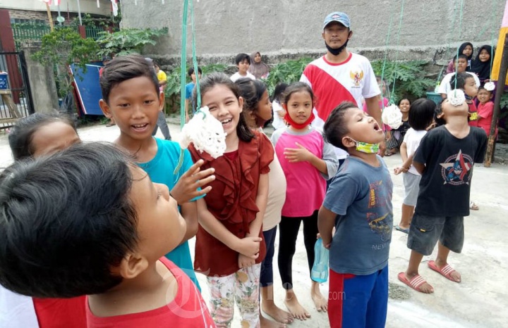 Lomba Makan Krupuk Sambut HUT RI ke-75 Warga Bulak Wareng