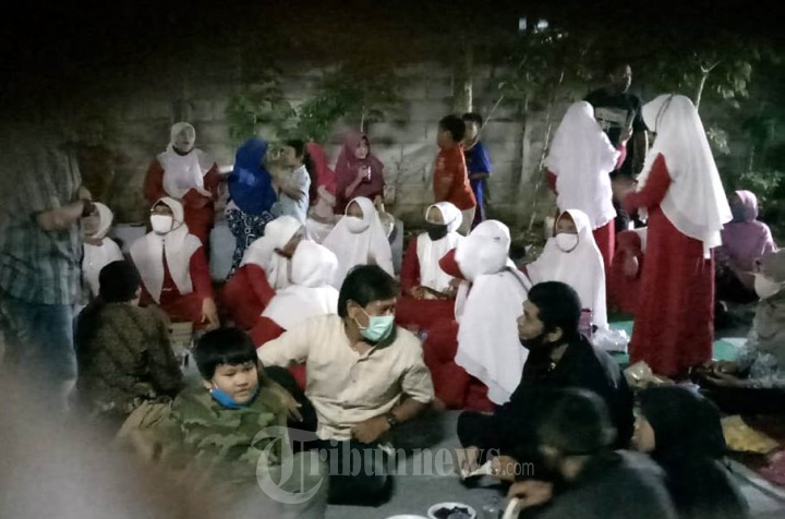 Lomba Makan Krupuk Sambut HUT RI ke-75 Warga Bulak Wareng