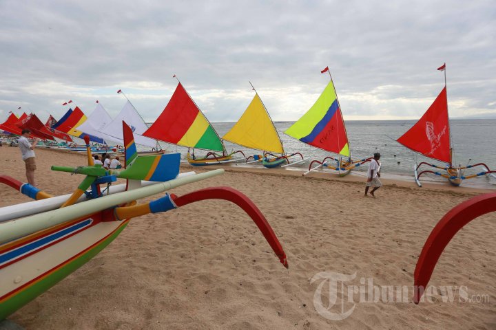 Lomba Perahu Jukung di Bali