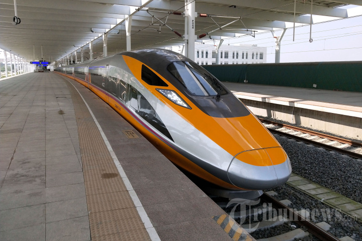 Luhut Binsar Panjaitan Tinjau Stasiun KCJB Tegalluar