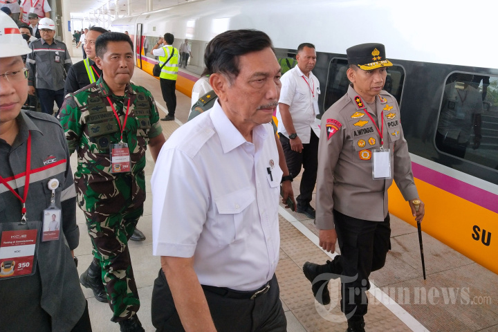 Luhut Binsar Panjaitan Tinjau Stasiun KCJB Tegalluar