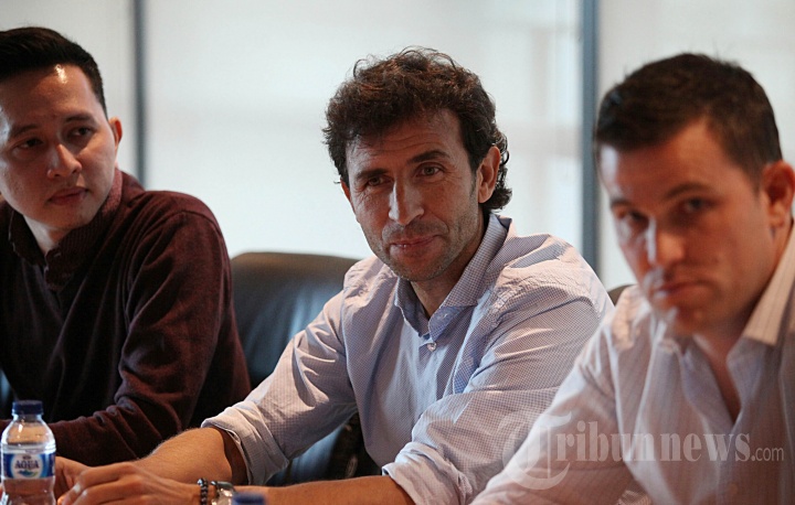 Luis Milla (tengah) saat diperkenalkan sebagai pelatih timnas Indonesia dalam jumpa pers di Kantor PSSI, Kuningan, Jakarta Selatan, Jumat (20/1/2017). Luis Milla Aspas resmi menangani tim nasional (timnas) Indonesia dengan kontrak berdurasi dua tahun. 