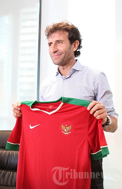 Luis Milla berpose saat diperkenalkan sebagai pelatih timnas Indonesia dalam jumpa pers di Kantor PSSI, Kuningan, Jakarta Selatan, Jumat (20/1/2017). Luis Milla Aspas resmi menangani tim nasional (timnas) Indonesia dengan kontrak berdurasi dua tahun. 