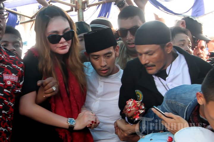 Luna Maya dan Tara Budiman Hadiri Pemakaman Olga Syahputra