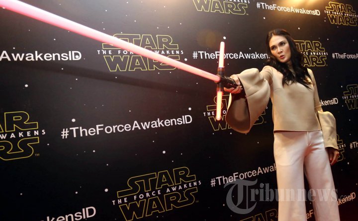 Luna Maya Hadiri Premiere Film Star Wars