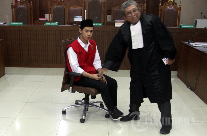 Lutfi si Pembawa Bendera Merah Putih Dituntut 4 Bulan Penjara