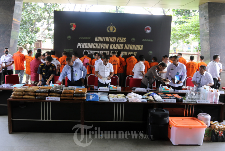 Mabes Polri Gelar BB Narkoba dan Para Tersangka