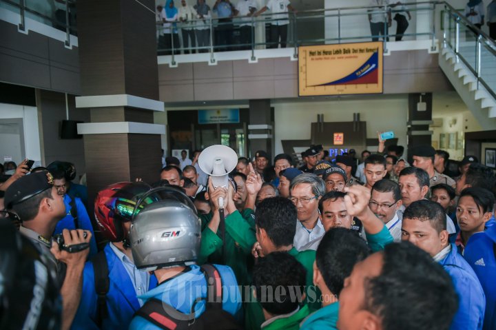 Mahasiswa BEMA UIN Demo PLN Aceh