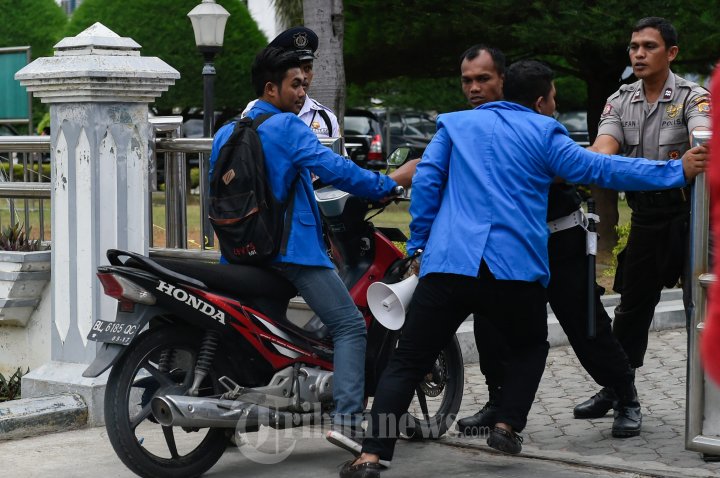 Mahasiswa BEMA UIN Demo PLN Aceh