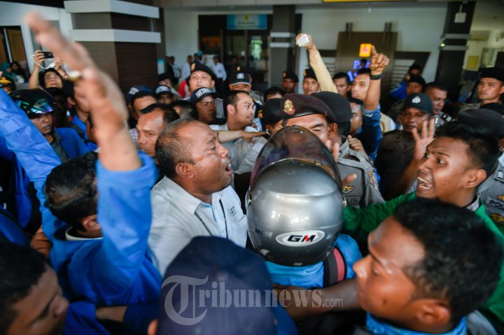 Mahasiswa BEMA UIN Demo PLN Aceh