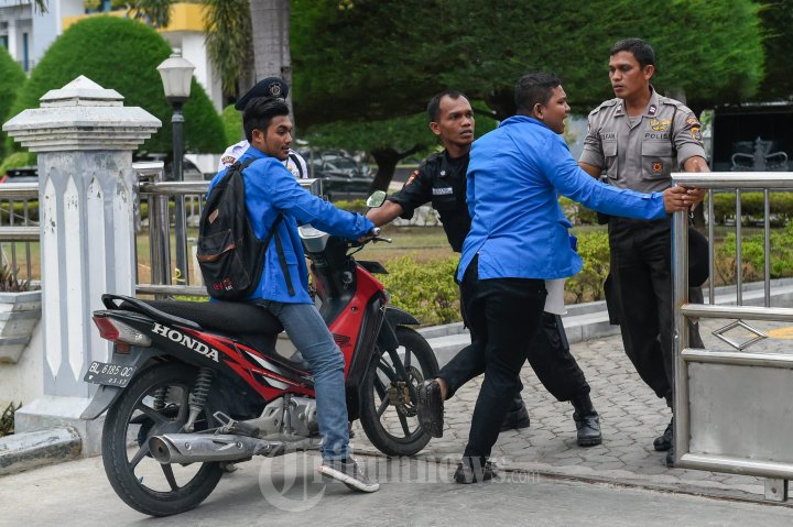 Mahasiswa BEMA UIN Demo PLN Aceh