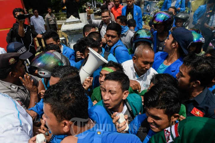 Mahasiswa BEMA UIN Demo PLN Aceh