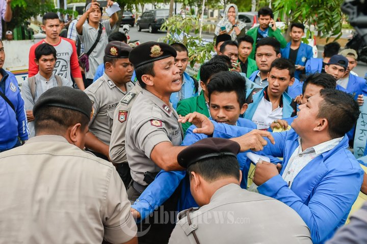 Mahasiswa BEMA UIN Demo PLN Aceh