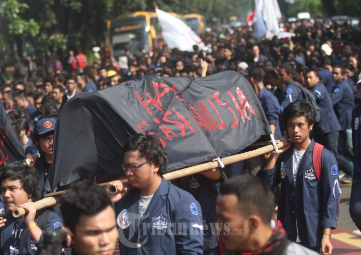 Mahasiswa Demo Peringati Tragedi Trisakti