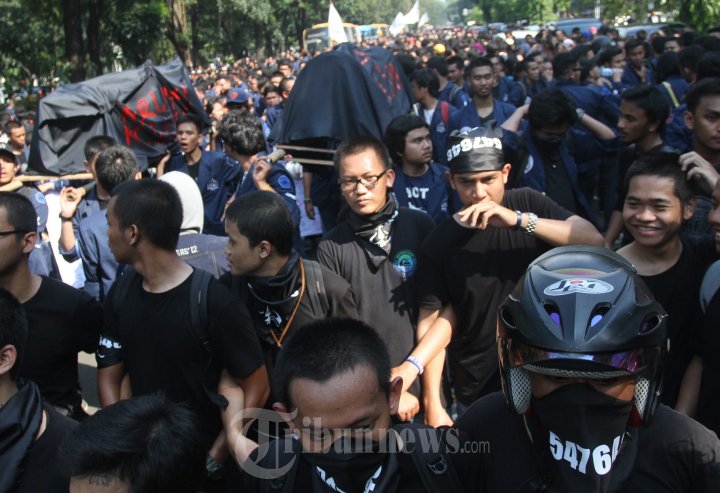 Mahasiswa Demo Peringati Tragedi Trisakti