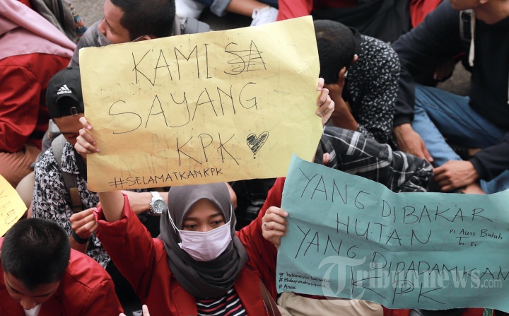 Mahasiswa yang tergabung dalam Aliansi Mahasiswa Kalbar menggelar aksi unjuk rasa di gedung DPRD Provinsi Kalimantan Barat, Jalan A Yani, Pontianak, Rabu (25/9/2019). Ribuan mahasiswa dari berbagai perguruan tinggi di Pontianak ini menolak revisi UU KPK dan RKUHP.