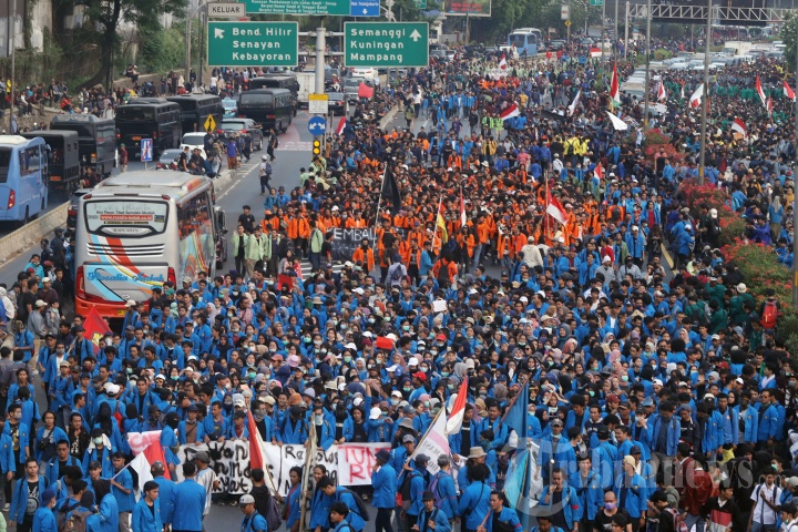 Mahasiswa Kembali Bentrok dengan Aparat di Depan Gedung DPR-MPR