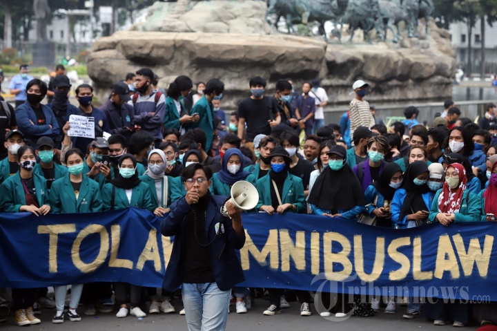 Mahasiswa Kembali Unjuk Rasa Tolak Omnibus Law UU Cipta Kerja