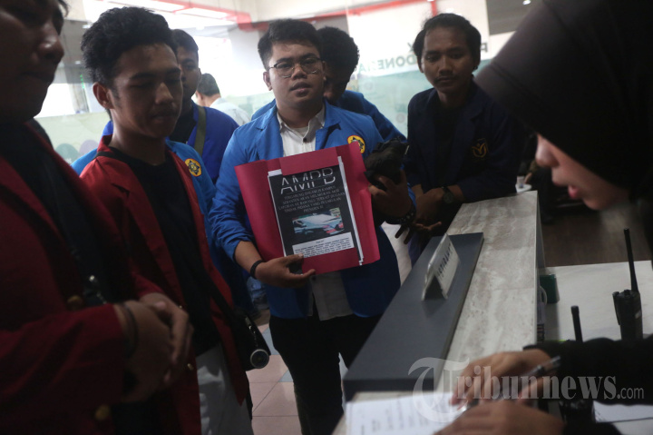 Mahasiswa Laporkan Pelanggaran Pose 2 Jari
