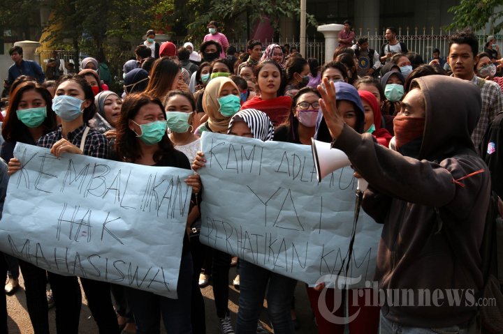 Mahasiswa YAI Lakukan Aksi Blokir Jalan