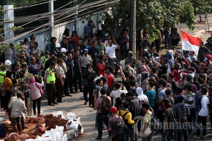 Mahasiswa YAI Lakukan Aksi Blokir Jalan