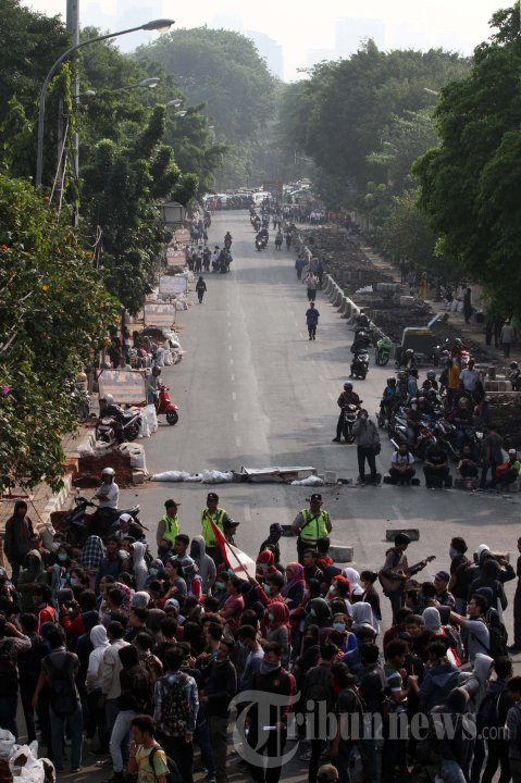 Mahasiswa YAI Lakukan Aksi Blokir Jalan