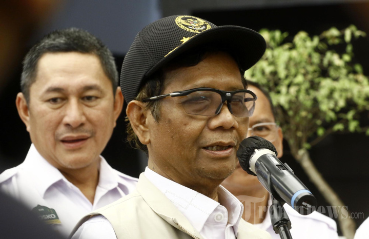 Mahfud MD Melepas Keberangkatan Pemudik dari Stasiun Pasar Senen