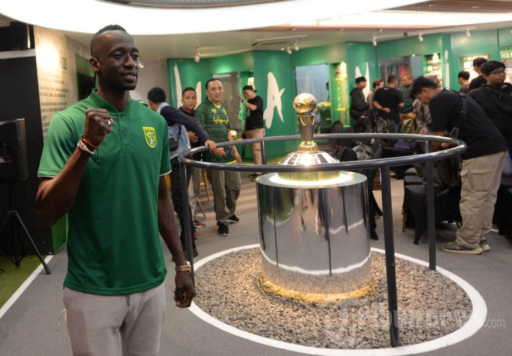 Makan Konate Resmi Berbaju Persebaya Surabaya