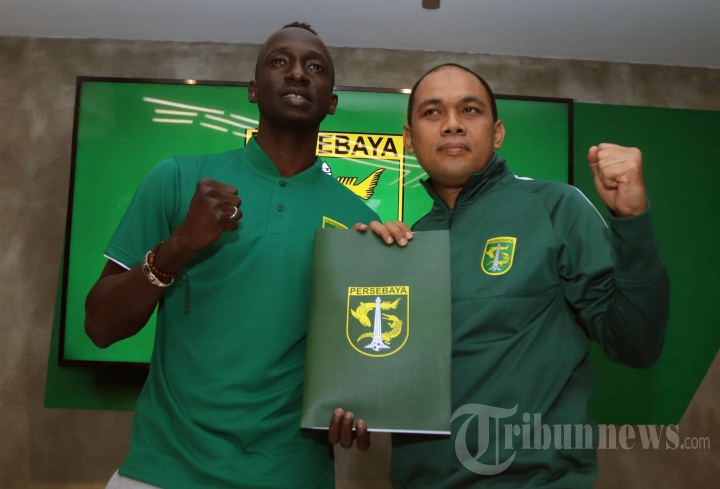Makan Konate Resmi Berbaju Persebaya Surabaya