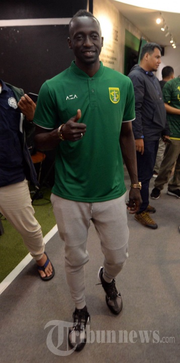 Makan Konate Resmi Berbaju Persebaya Surabaya