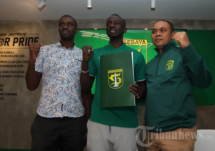 Makan Konate Resmi Berbaju Persebaya Surabaya