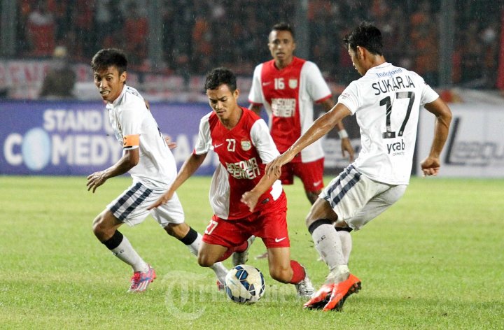 Pesepak bola PSM Makassar, Maldini (kedua kiri) berebut bola dengan pemain Bali United dalam pertandingan Trofeo Persija di Stadion Utama Glora Bung Karno, Jakarta, Sabtu (9/4/2016). Dalam laga tersebut Persija Jakarta menjadi juara setelah mengumpulkan lima poin dengan mengalahkan PSM Makassar 4-1 melauli pinalti dan Bali United 1-0. 