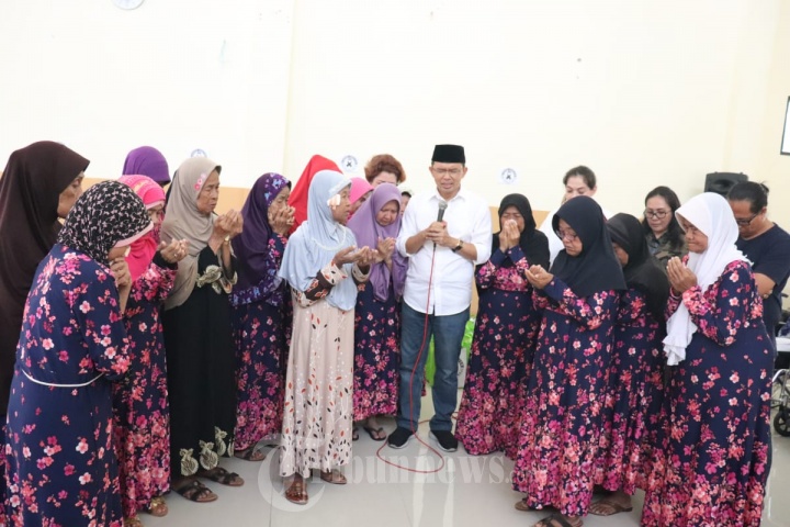 Maman Imanulhaq Kunjungi Panti Tresna Werdha