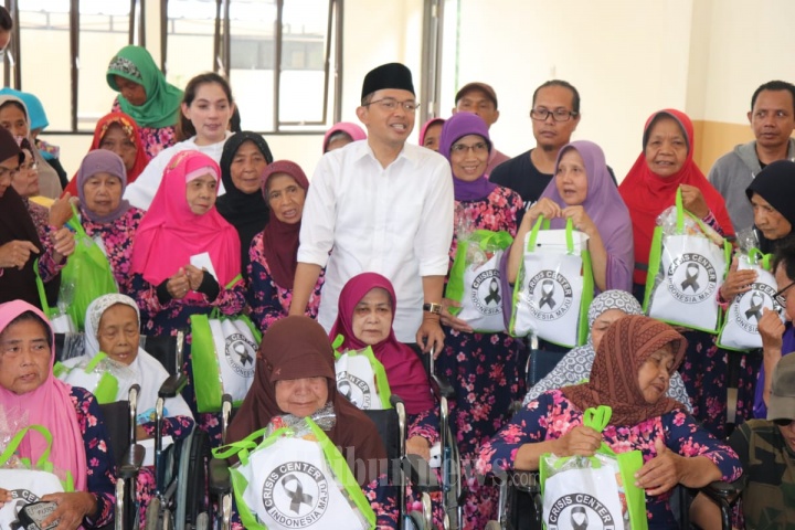 Maman Imanulhaq Kunjungi Panti Tresna Werdha