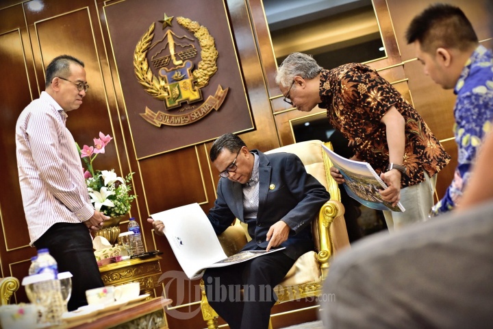Manajemen Ciputra menemui Gubernur Sulsel Nurdin Abdullah di ke kantor gubernur, Jl Urip Sumohardjo, Makassar, Kamis (11/10/2018). pertemuan dengan Ciputra membahas tentang bangunan yang ada di Center Poin Of Indonesia (CPI), Jl Metro Tanjung Bunga, Makasssar. 