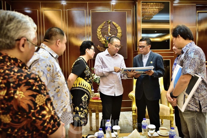 Manajemen Ciputra menemui Gubernur Sulsel Nurdin Abdullah di ke kantor gubernur, Jl Urip Sumohardjo, Makassar, Kamis (11/10/2018). pertemuan dengan Ciputra membahas tentang bangunan yang ada di Center Poin Of Indonesia (CPI), Jl Metro Tanjung Bunga, Makasssar. 