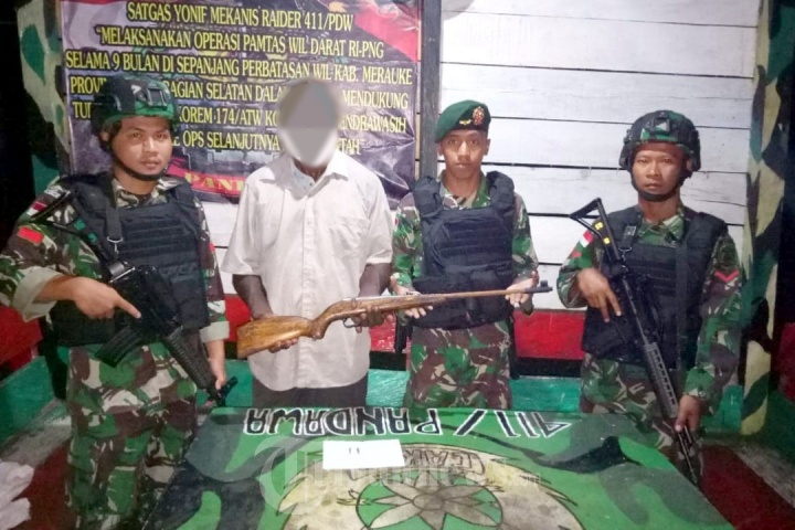 Mantan Simpatisan OPM Serahkan Senjata Kepada Satgas Yonif 411 K