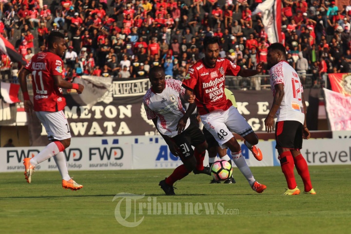 Marcos Lewati Hadangan 2 Pemain Persipura