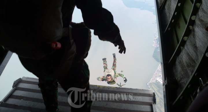 Marinir Yontaifib-1 Melakukan Combat Freefall