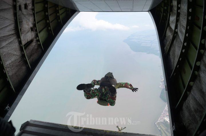 Marinir Yontaifib-1 Melakukan Combat Freefall