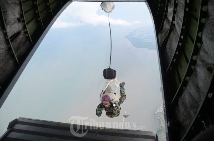 Marinir Yontaifib-1 Melakukan Combat Freefall