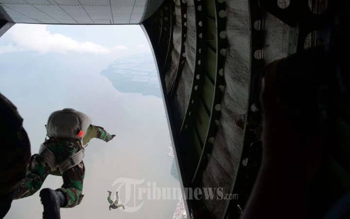 Marinir Yontaifib-1 Melakukan Combat Freefall