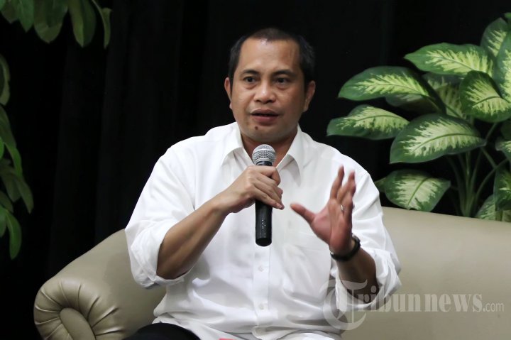 Menteri Desa Pembangunan Daerah Tertinggal dan Transmigrasi, Marwan Jafar saat di kediaman Musisi Legendaris, Iwan Fals di Desa Leuwinanggung, Depok, Jawa Barat, Selasa (16/12/2014). 