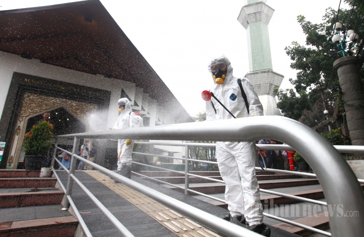 Masjid Al-Ukhuwwah Kota Bandung Disemprot Disinfektan