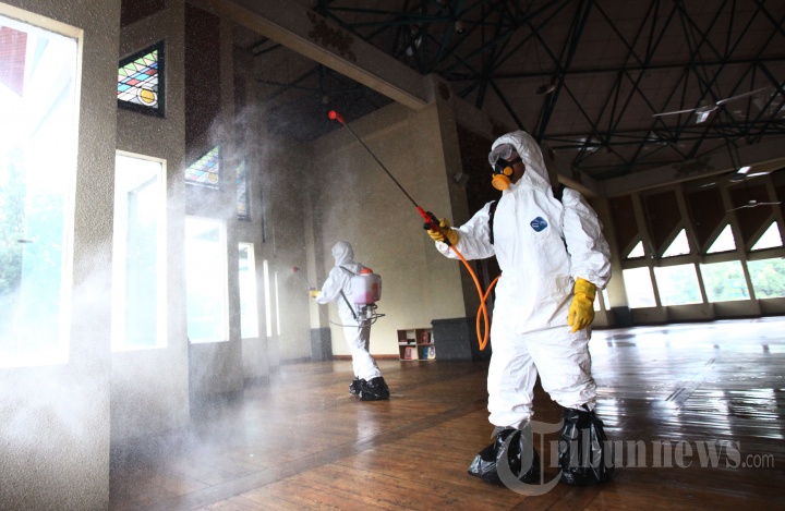 Masjid Al-Ukhuwwah Kota Bandung Disemprot Disinfektan