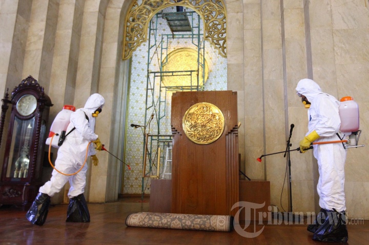 Masjid Al-Ukhuwwah Kota Bandung Disemprot Disinfektan