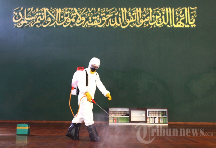 Masjid Al-Ukhuwwah Kota Bandung Disemprot Disinfektan